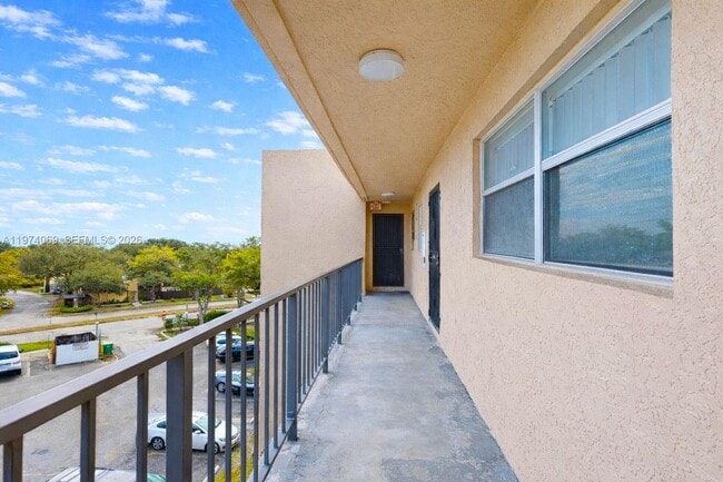 Building Photo - 13715 Kendale Lakes Cir