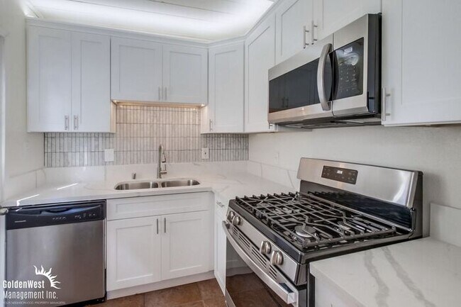 Building Photo - Updated 2Bdm 1Ba Apartment in Point Loma Heights!