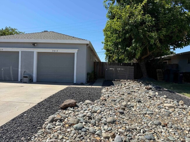 Building Photo - Great 2 Bedroom Duplex