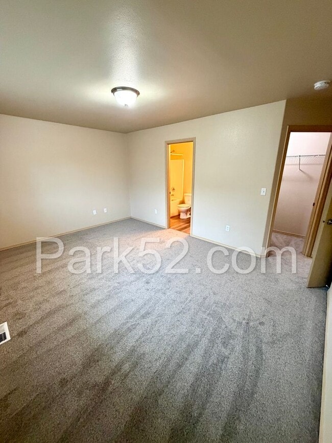 Building Photo - 3-Bedroom Duplex - Gated Community - Puyallup