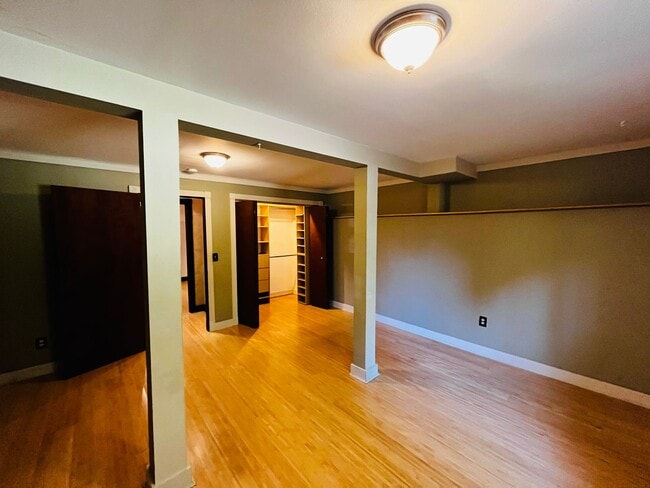 Building Photo - Wonderfully Eclectic Bainbridge Home, Perfect for Nature Lovers!