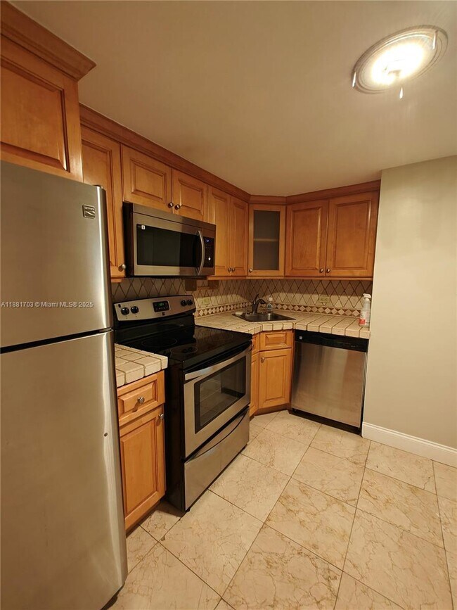 Building Photo - 825 Brickell Bay Dr