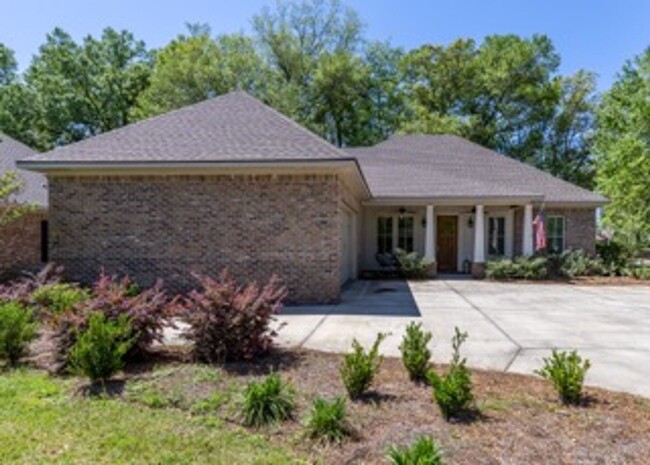 Building Photo - 4 Bedrooms, 3 bathrooms located in Fairhope!