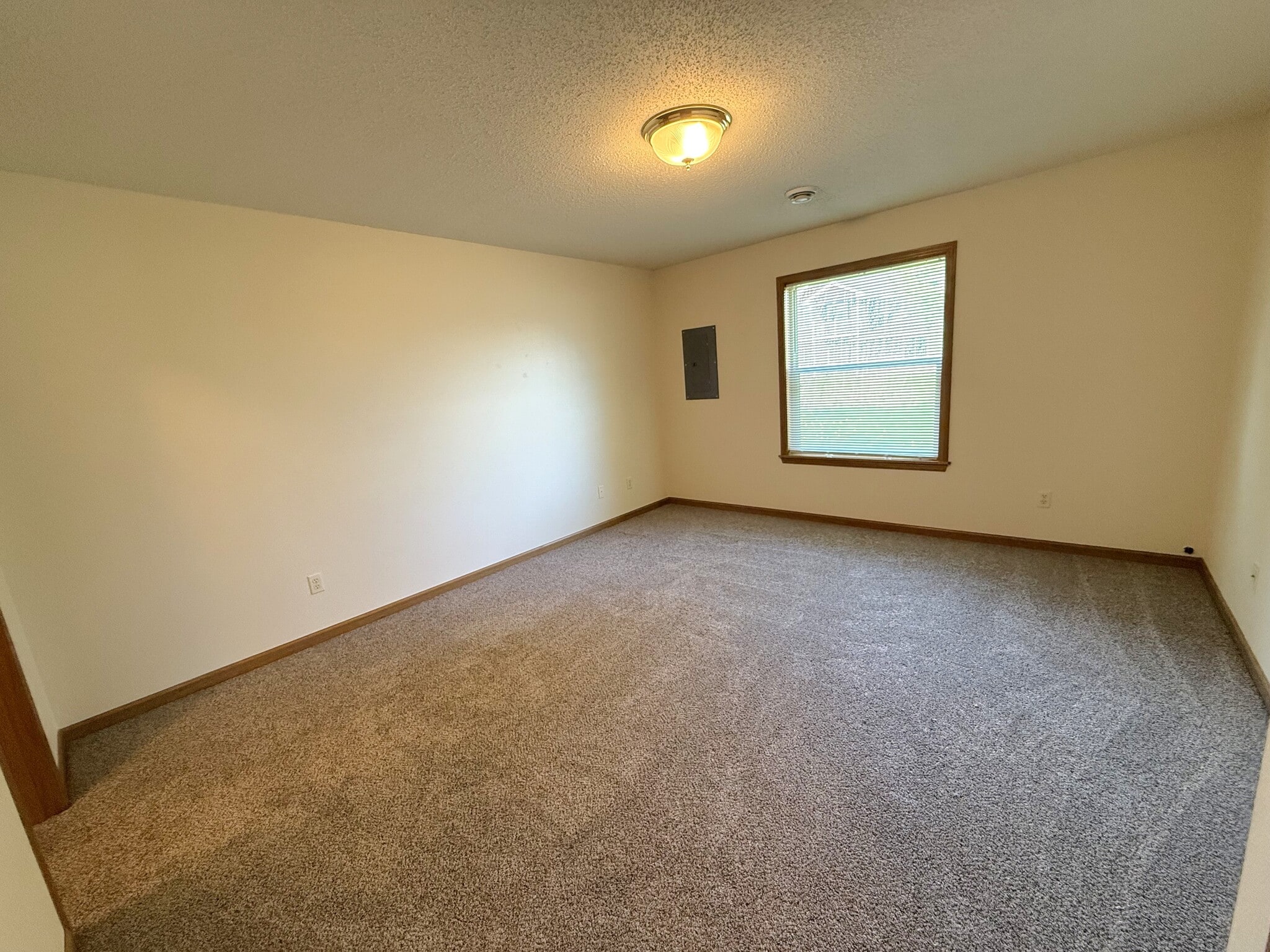 Building Photo - 1915 W 6th St