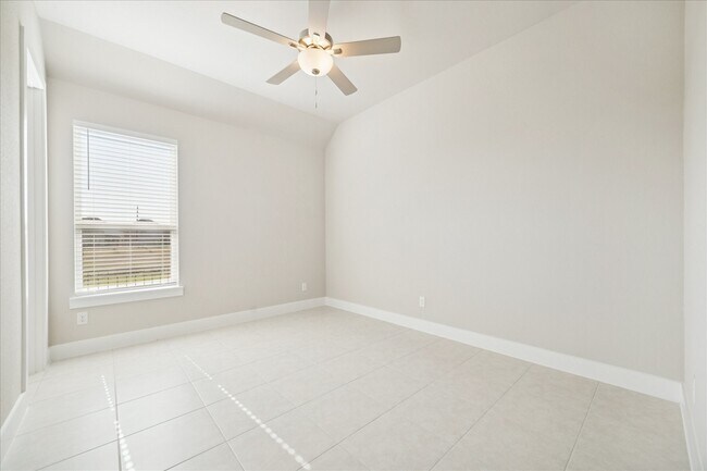 Building Photo - 2022 Serene Spgs Dr