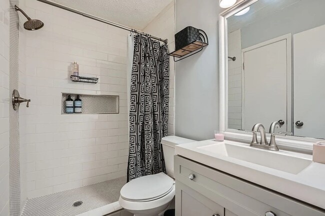 Building Photo - Modern 2 BD 2 BA Home in a Desirable South Atlanta Community