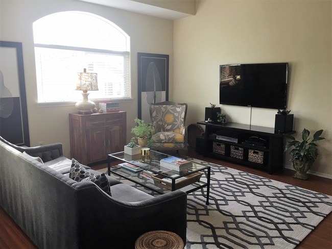 Building Photo - 5310 Colodny Dr