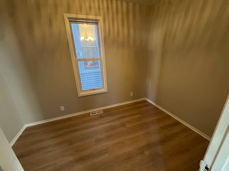 Building Photo - 305 E Clarence St