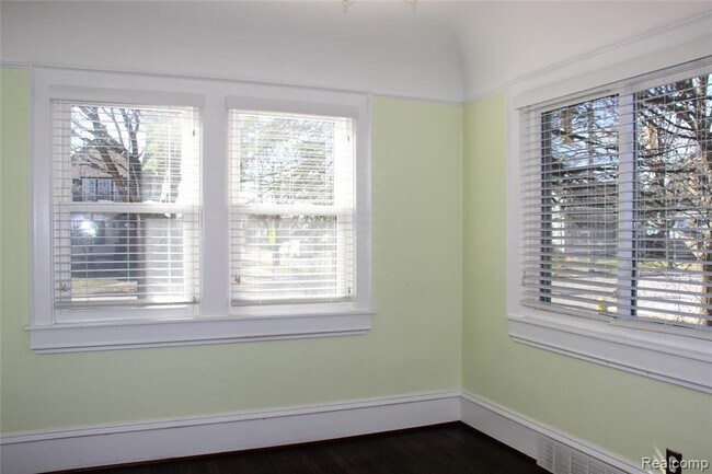 Building Photo - 115 E Lincoln St