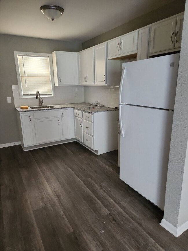 Building Photo - 2 Bedroom 1 Bath