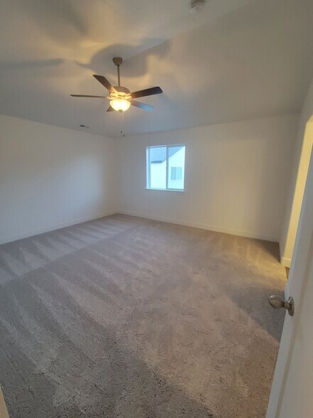 Building Photo - 7244 N Silver Spring Way
