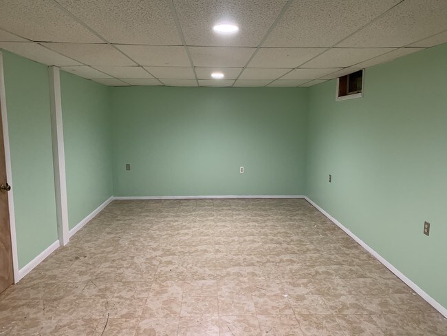 Building Photo - 64 Bond St