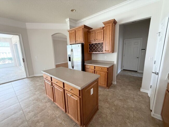 Building Photo - Spacious and well-appointed 4-bedroom, 3.5...