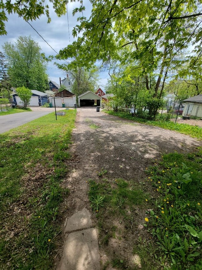 Building Photo - AVAILABLE JUNE 1ST -  Huge 6 Bed 2.5 Bath Home Close to campus!