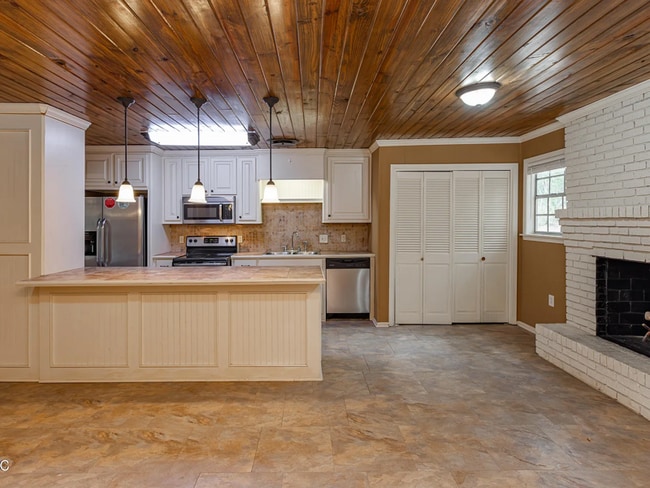 Building Photo - 400 Oakhill Cir