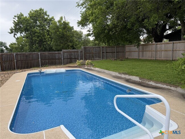 Building Photo - 621 S Roy Reynolds Dr