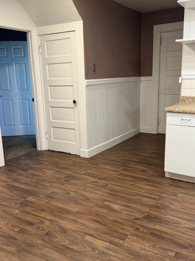 Building Photo - Charming Duplex  3BR / 2B Home with Modern Comforts – Available Now!