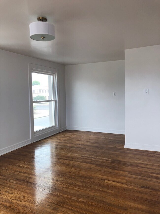 Building Photo - 120 N Austin St