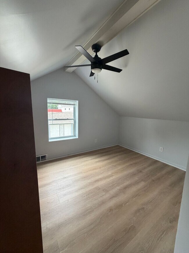 Building Photo - Charming 2 Bedroom, 1 Bathroom Home Available Now in Salem Lakes