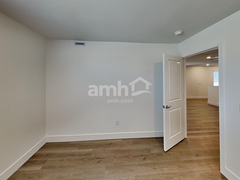 Building Photo - 9611 Harkes Dr