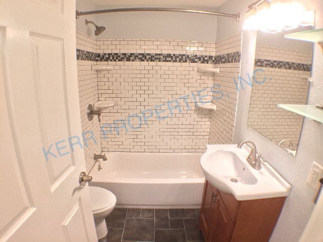 Building Photo - Charming 2-Bedroom Home with Spacious 1606 Sq Ft Living Space in Portland's SE Knapp St!