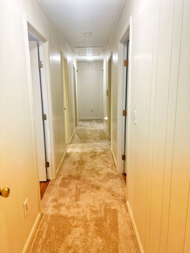 Building Photo - Five bedroom home on one acre of land loca...