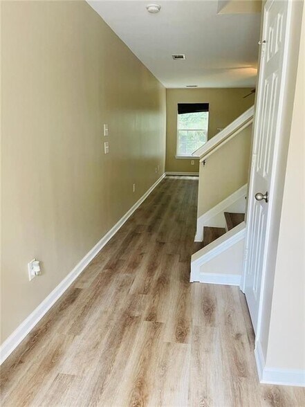 Building Photo - 2430 Mayfair Dr