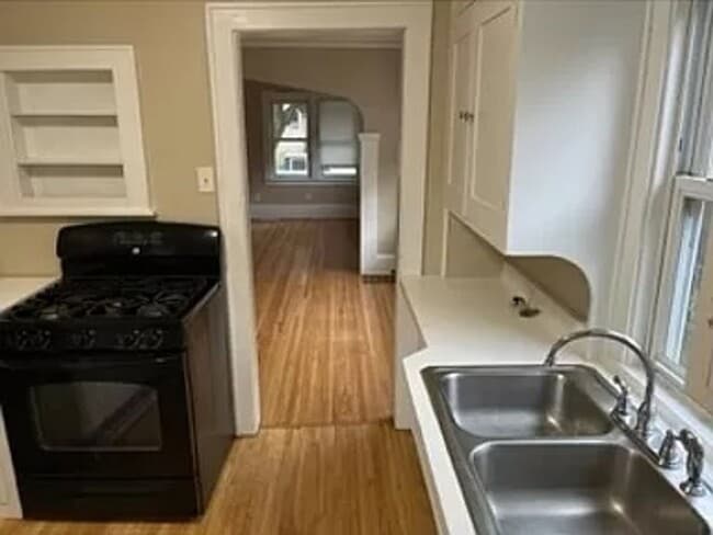 Building Photo - Pet friendly Charming 3 Bedroom Bungalow Aval 6/1/2026