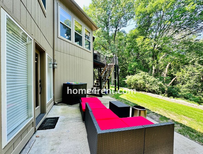 Building Photo - Beautiful Four Bedroom Home in a Quiet Neighborhood w/ an Updated Kitchen, Wood Floors, and a Fin...