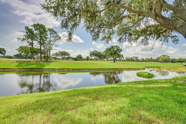 Building Photo - 745 W Country Club Dr