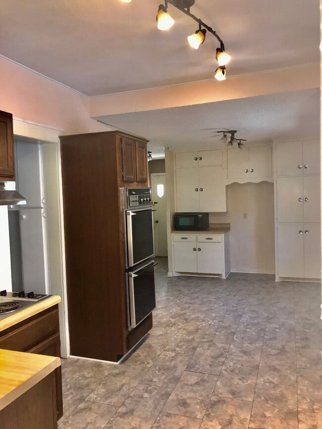 Building Photo - 4 Bedroom, 2 Bath in Sunset Terrace!
