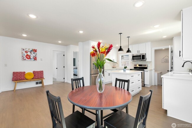 Building Photo - Remodeled, move in condition!