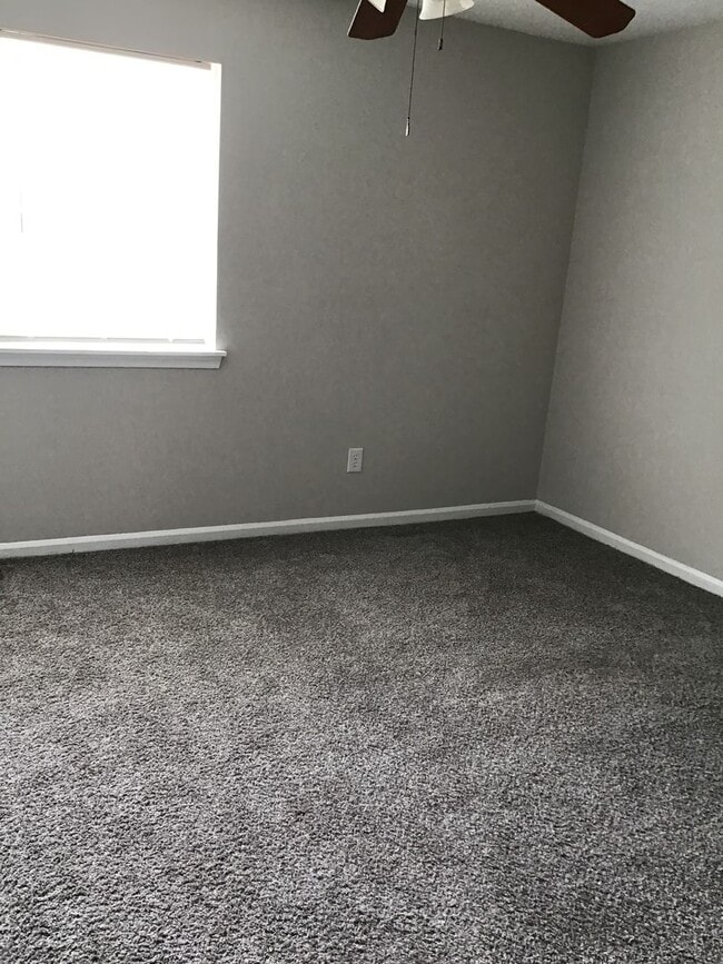 Building Photo - 3 Bed 1.5 Bath Townhome