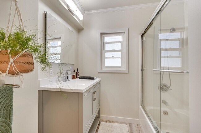 Building Photo - Alta Heights Beautifully Renovated Cottage