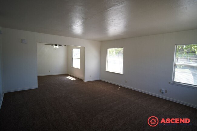 Building Photo - 2 Bed / 1 Bath Home with Solar – Convenient Bakersfield Location