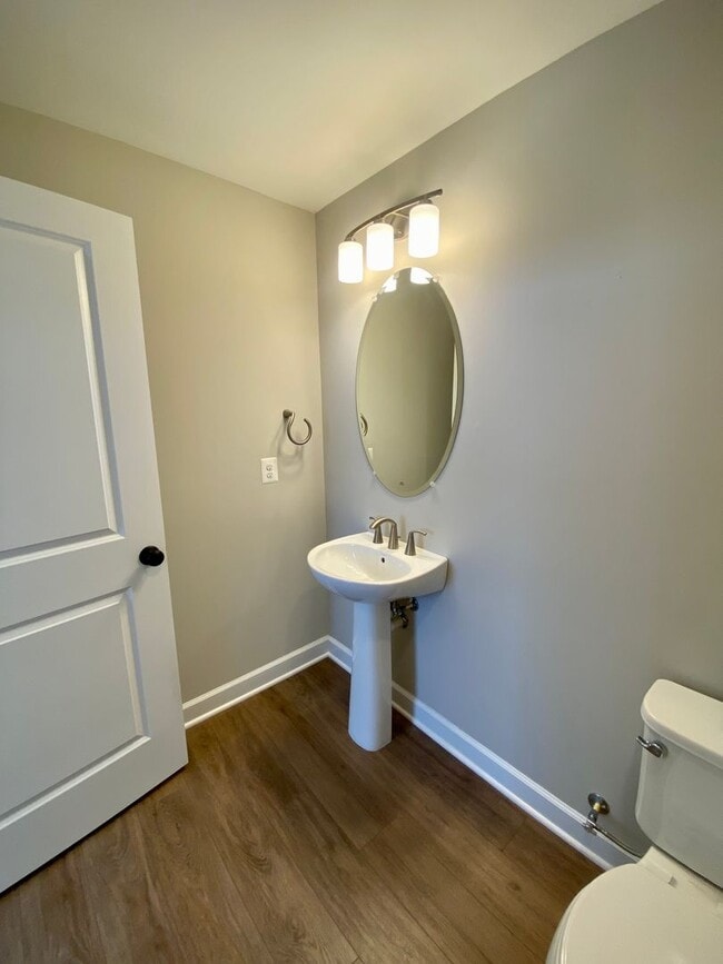 Building Photo - Charming 3-bedroom, 2.5-bathroom Townhouse