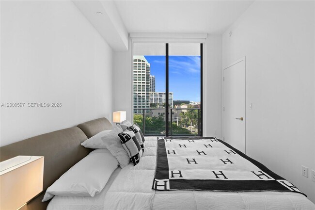 Building Photo - 2678 Tigertail Ave