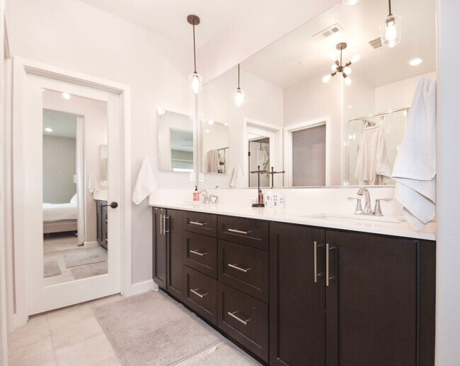 Building Photo - 1812 Mint Ter