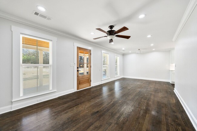 Building Photo - Beautifully Renovated Ranch Floor Plan, 3 ...