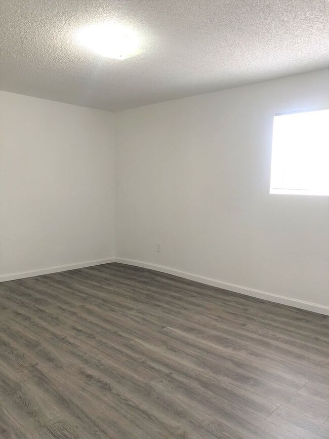 Building Photo - 2 WEEKS FREE RENT November Special Comfort...