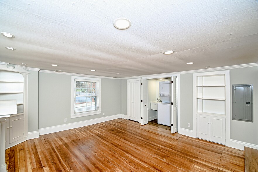 Building Photo - 171 1/2 Lincoln Way E