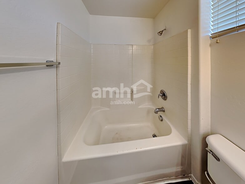 Building Photo - 5156 W Fulton St