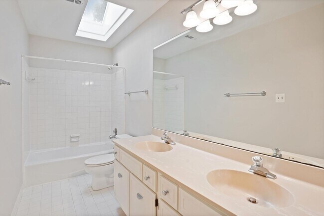 Building Photo - Magnificent 5 Bedroom, 4.5 Bathroom Bethes...