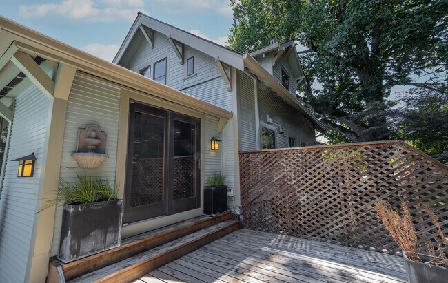 Building Photo - Gorgeous 3 BR + Office & 2 BA Home in the John Landings neighborhood with a heated pool!