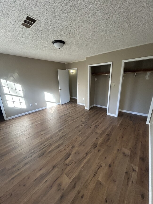 Building Photo - 303 Lake Dr