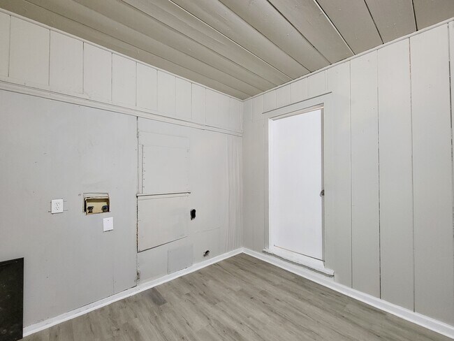 Building Photo - 2330 Cedar Dr