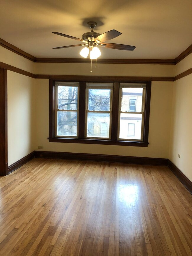 Building Photo - Hermosa Top Floor 1 Bed / 1 Bath Apartment...