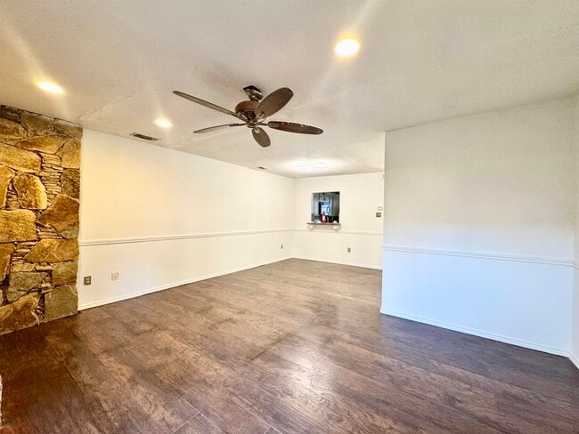 Building Photo - 200 Martingale