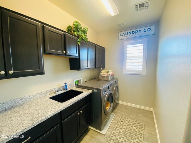 Building Photo - 3318 E Los Gatos Dr