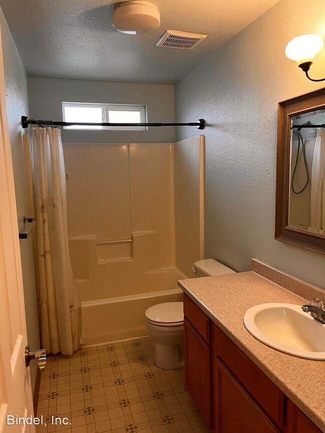 Building Photo - 2 br, 1.5 bath House - 2945 Rainbow LN
